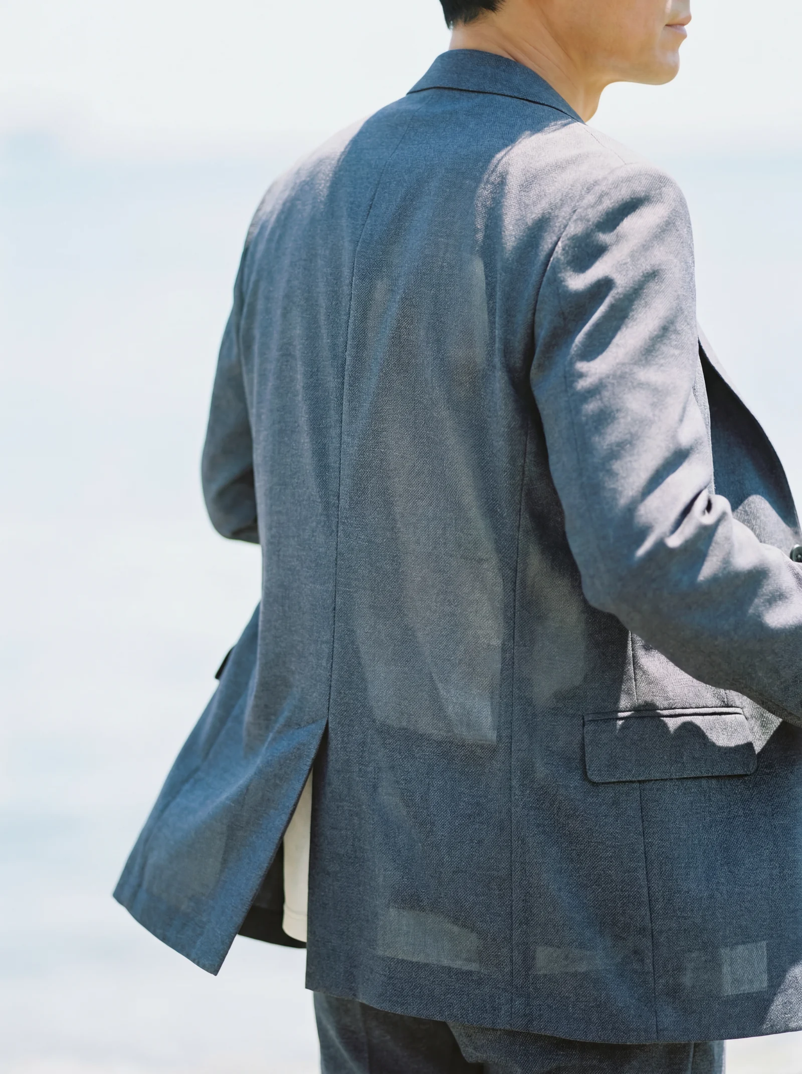Airy Functional Jacketの背面シルエット