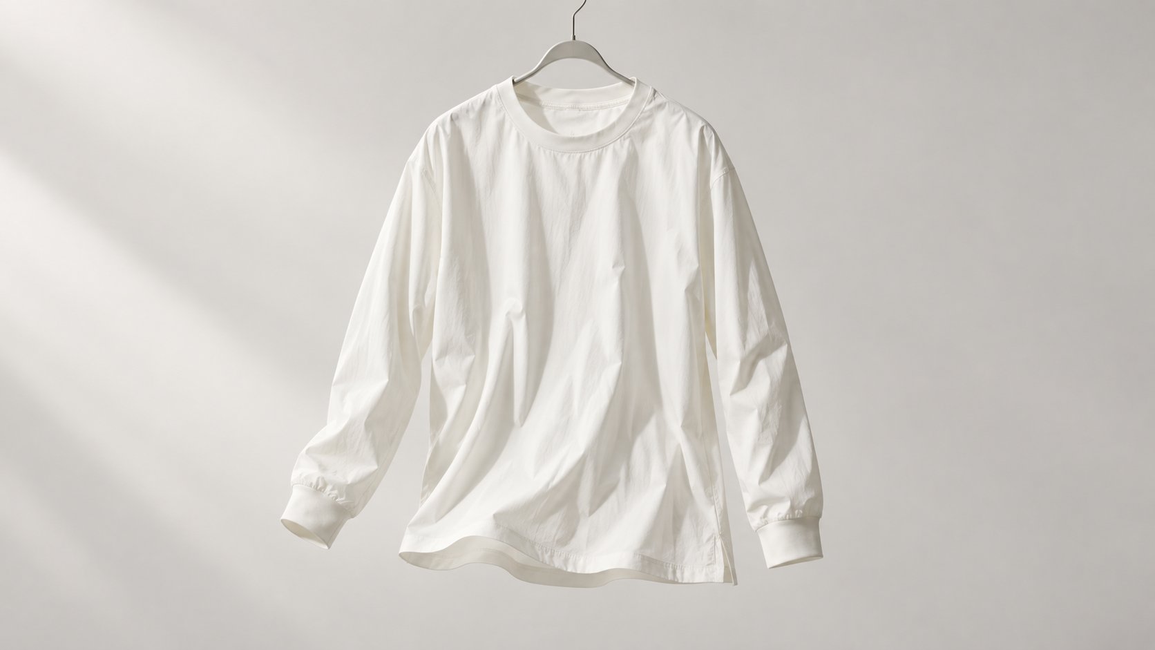 風を受けて軽く揺れるAiry Light Long T-shirts