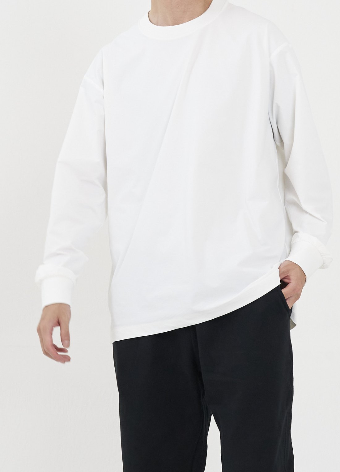 Airy Light Long T-shirtsを着用した男性モデル