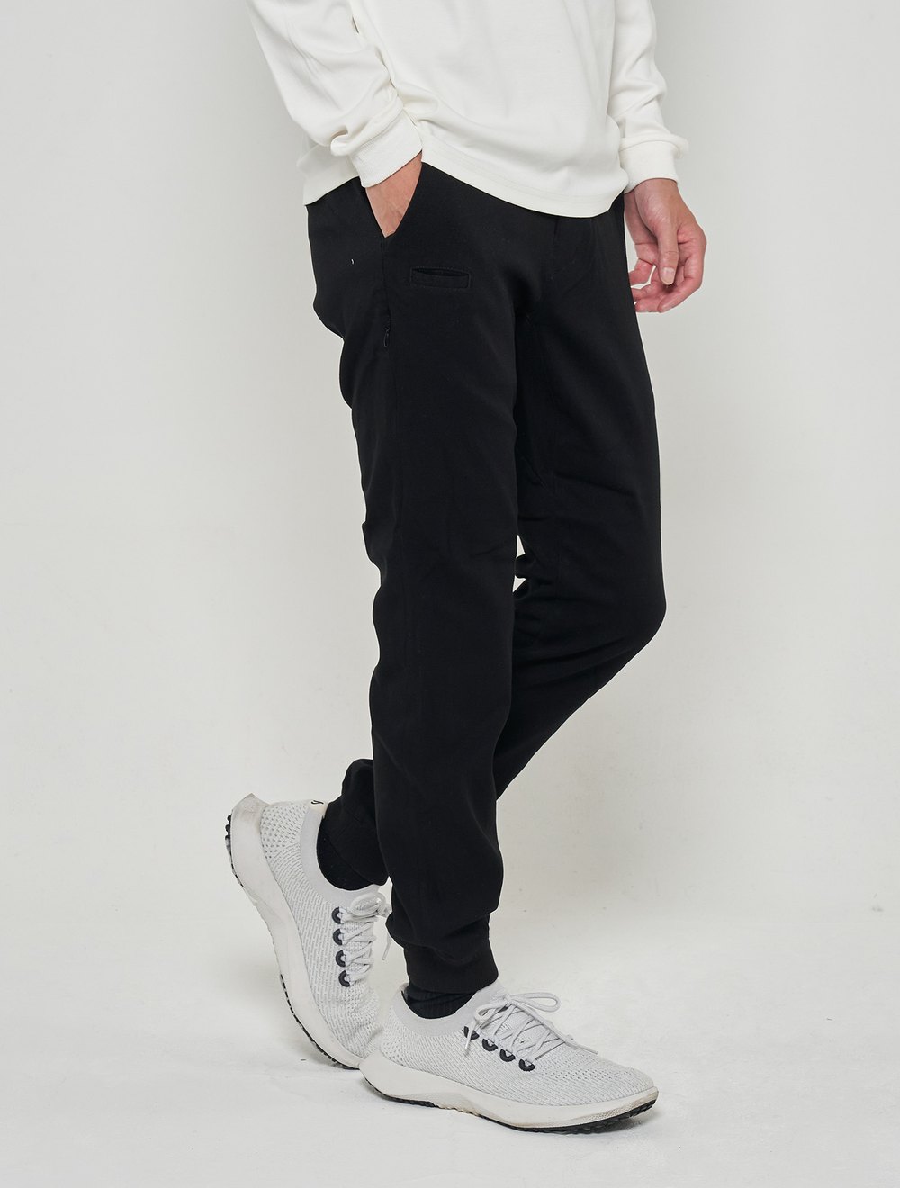 Stretch Jogger Pants（Black）の着用写真。腰まわりから足元まで