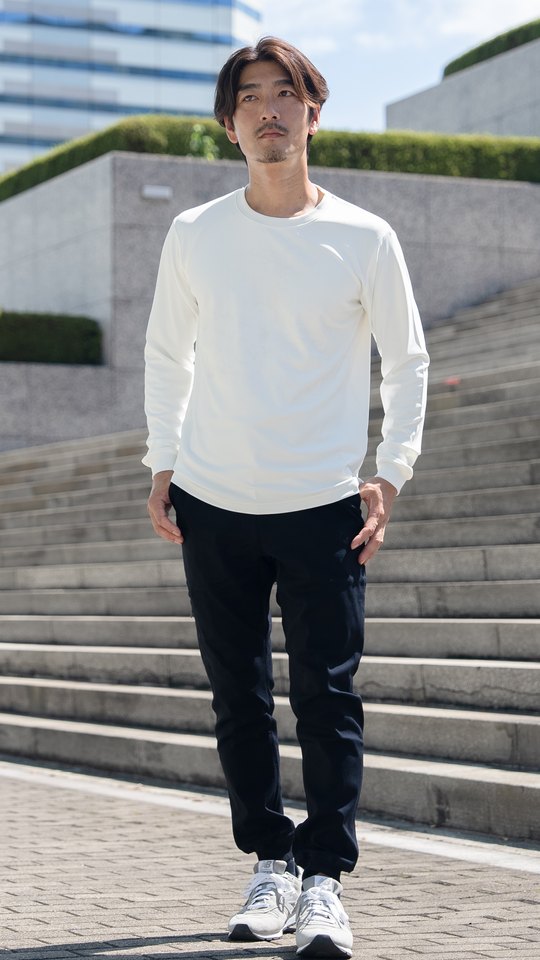 コーディネート：Black＋白の長袖Tシャツ